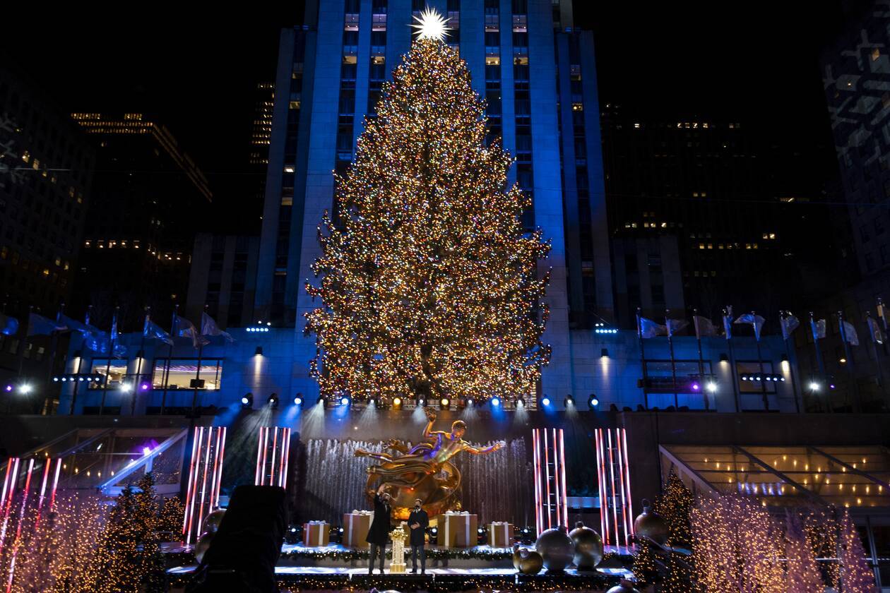 Το πιο διάσημο χριστουγεννιάτικο δέντρο του κόσμου άναψε και φέτος- Γιορτινές εικόνες από τη Νέα Υόρκη
