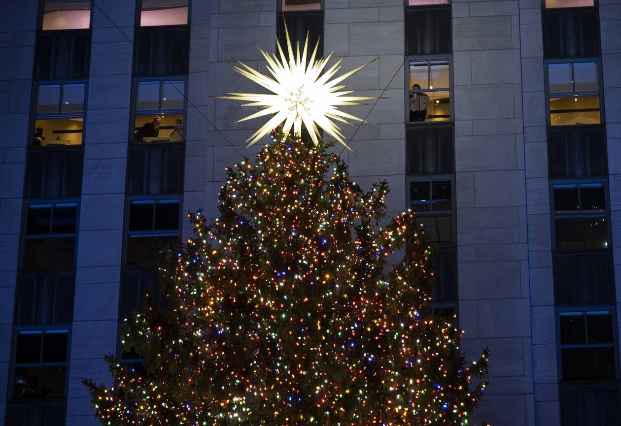 Το πιο διάσημο χριστουγεννιάτικο δέντρο του κόσμου άναψε και φέτος- Γιορτινές εικόνες από τη Νέα Υόρκη