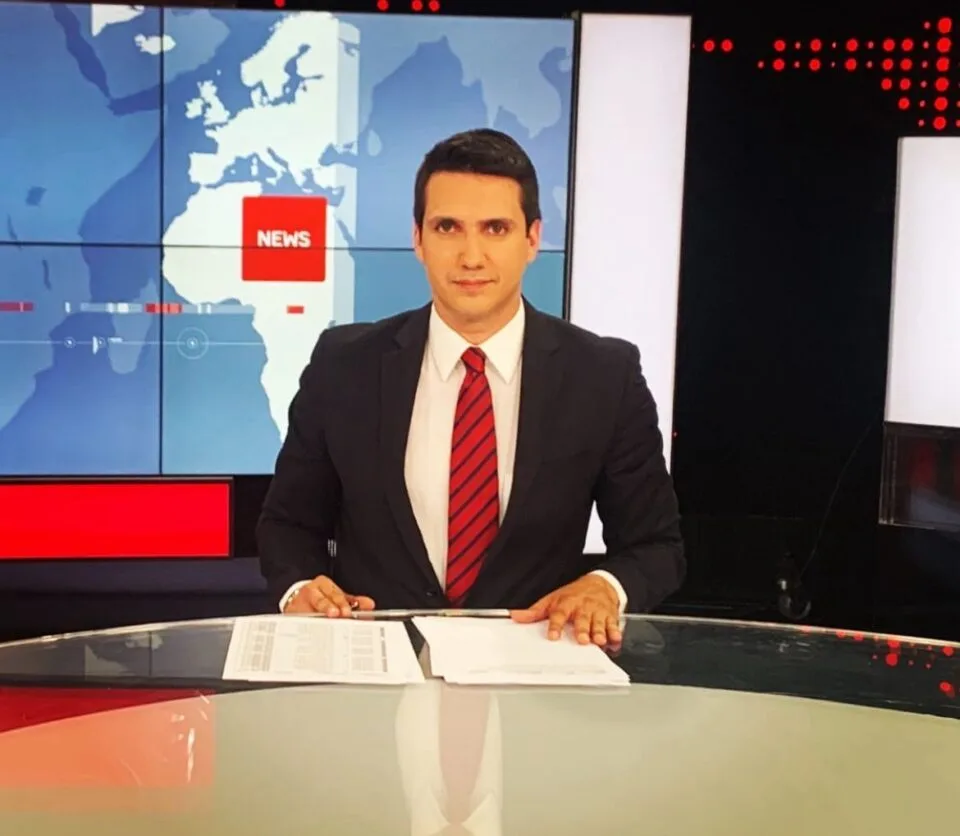 Παναγιώτης Σουρέλης: «Είναι δύσκολο να παρουσιάζω δελτίο στη Νοηματική, γνωρίζοντας ότι η μητέρα μου έχει χάσει την ακοή της»