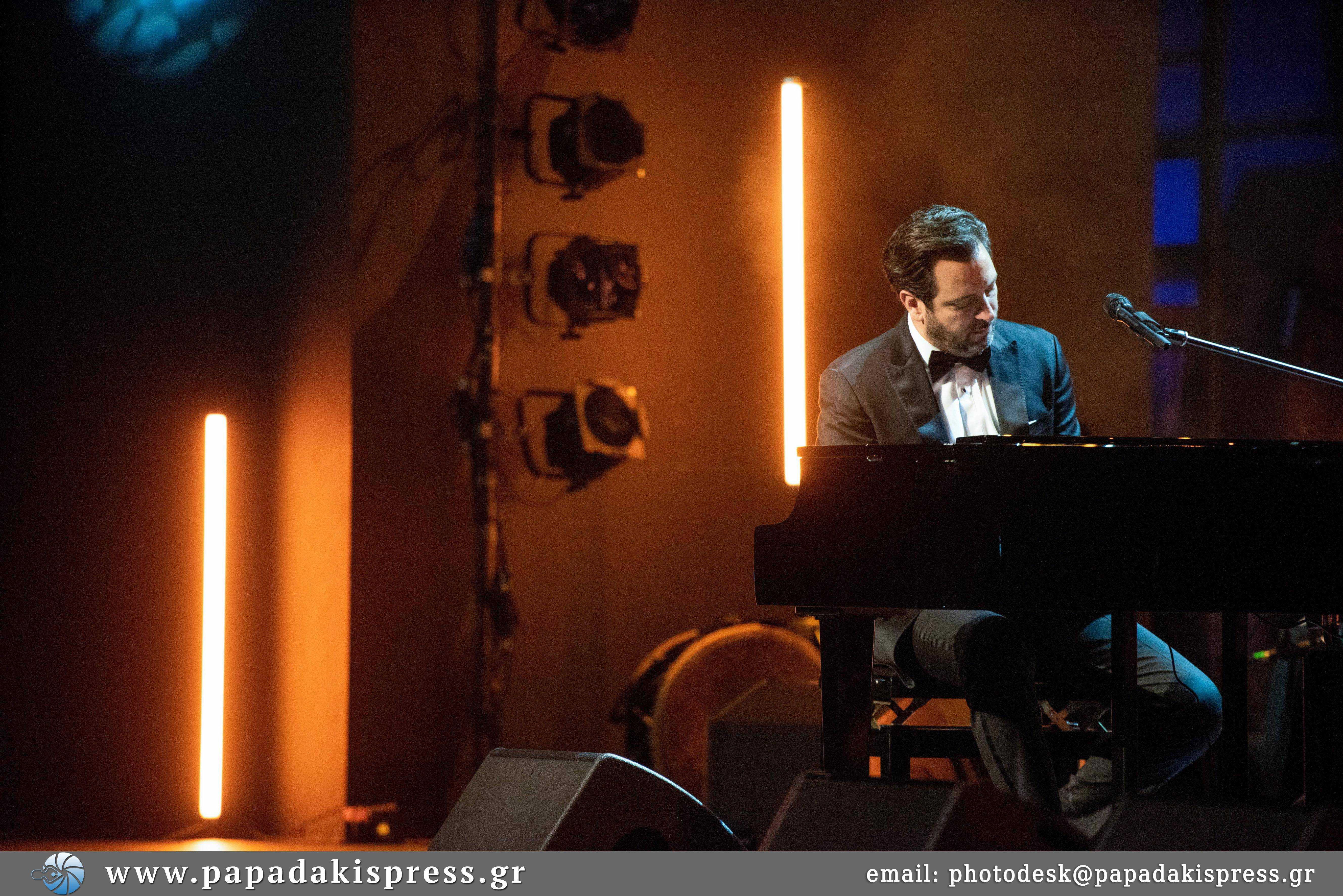 Ο Guy Manoukian, ο διάσημος Λιβανέζος-Αρμένιος συνθέτης και πιανίστας, εμφανίστηκε στο Θέατρο Παλλάς δίνοντας μια μοναδική συναυλία που ενθουσίασε το κοινό, μαζί με τους Gipsy Kings by André Reyes. 