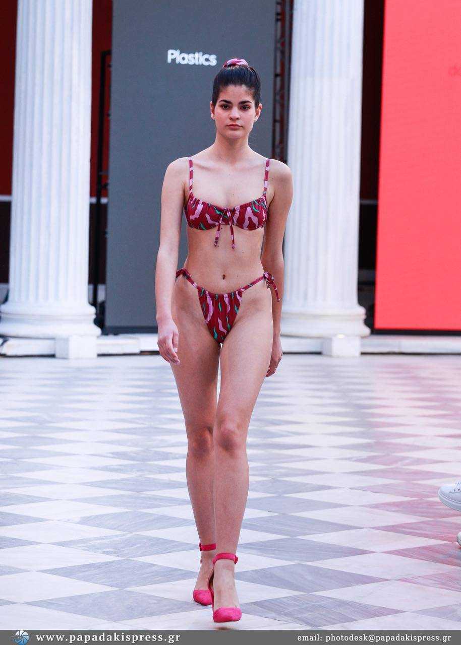 Η σχεδιάστρια Bαλεντίνα Βασιλάτου της VV Conscious Swimwear, παρουσίασε την δεύτερη καλοκαιρινή της κολεξιόν, με οικολογικό χαρακτήρα, στην εβδομάδα μόδας της Athens Xclusive Designers.