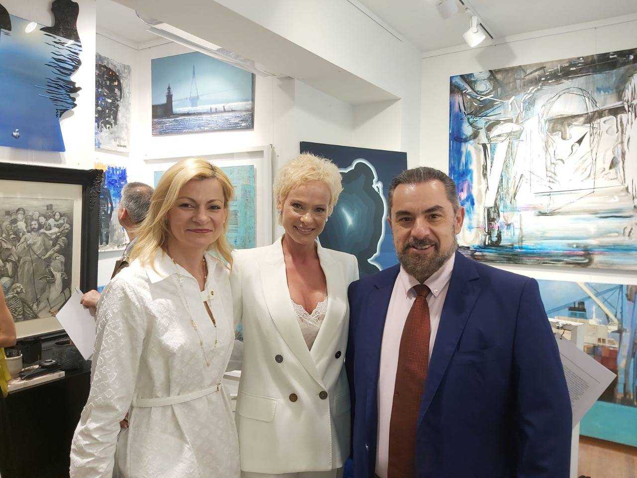 Η Νάνσυ Χριστοπούλου, η Σίσσυ και ο πλαστικός χειρουργός Αθανάσιος Χριστόπουλος στα εγκαίνια της Ομαδικής Έκθεσης ‘’CHROMATIC ELEMENTS’’ Element BLUE.