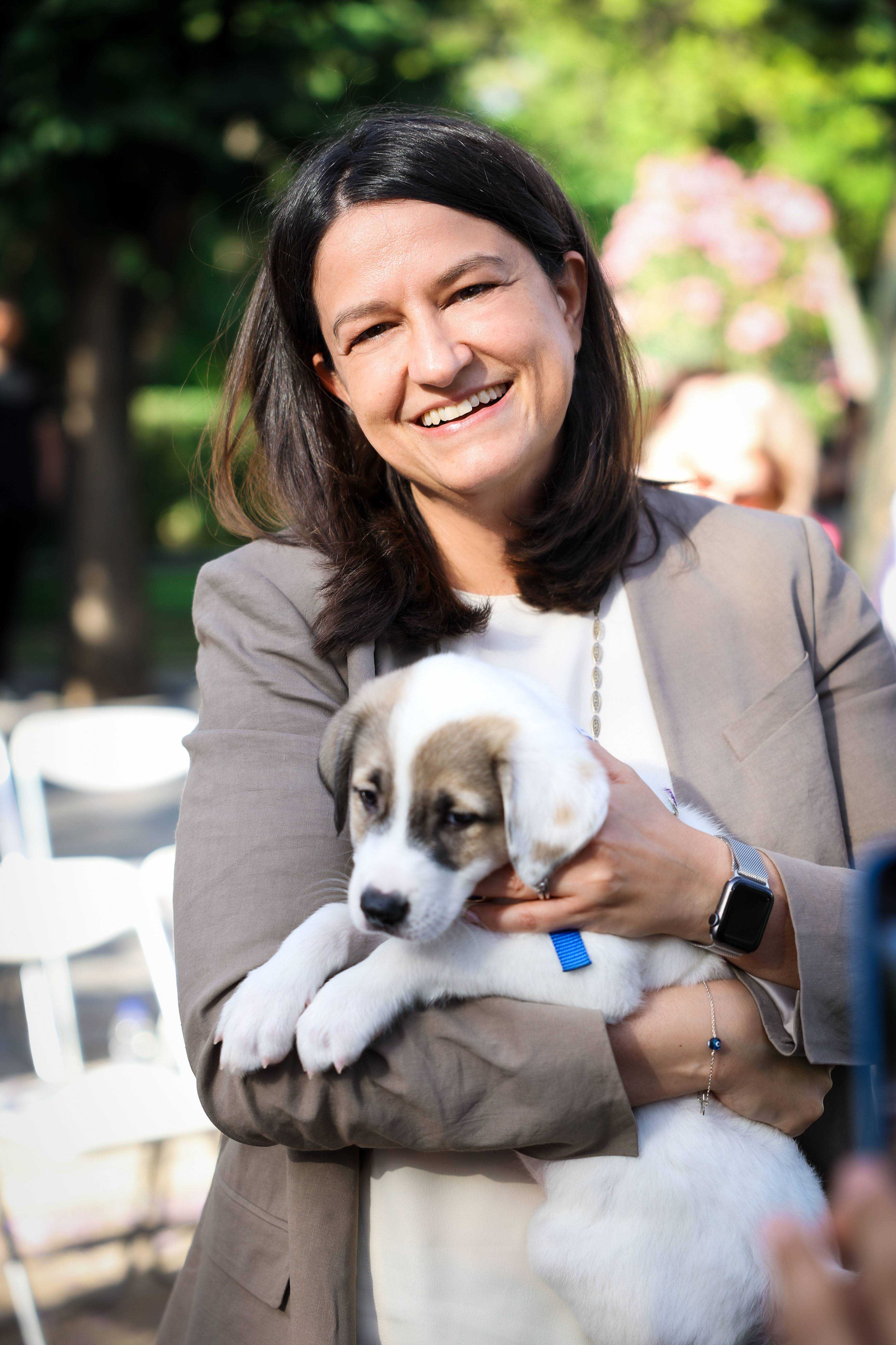 Η Υπουργός Παιδείας Νίκη Κεραμέως με ένα από τα σκυλιά προς υιοθεσία