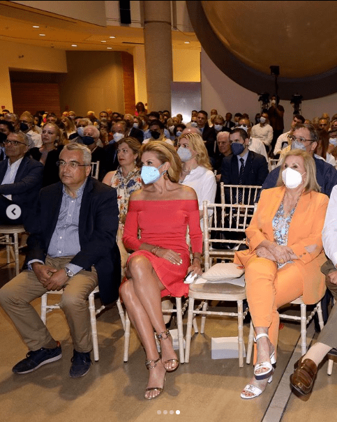 Η Ευγενία Μανωλίδου ανάμεσα στο κοινό που παρακολούθησε την παρουσίαση του βιβλίου του Άδωνι Γεωργιάδη