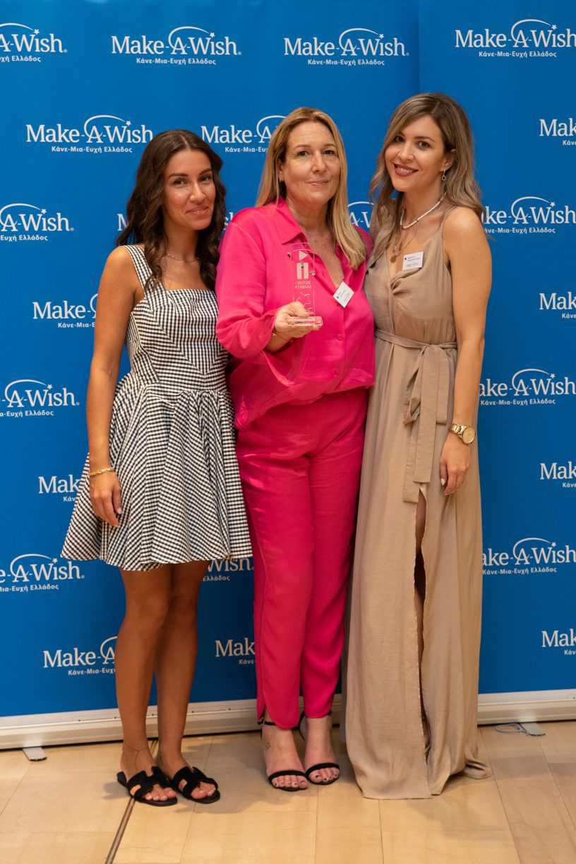  Το Fundrasing team του Make-A-Wish, η κ. Χριστίνα Ζουρμπάκη, η κ. Πουκ Αναστασίου, η οποία παρέλαβε το βραβείο εκ μέρους του κ. Γιώργου Ντάβλα και η κ. Χριστίνα Δημητροπούλου. 
