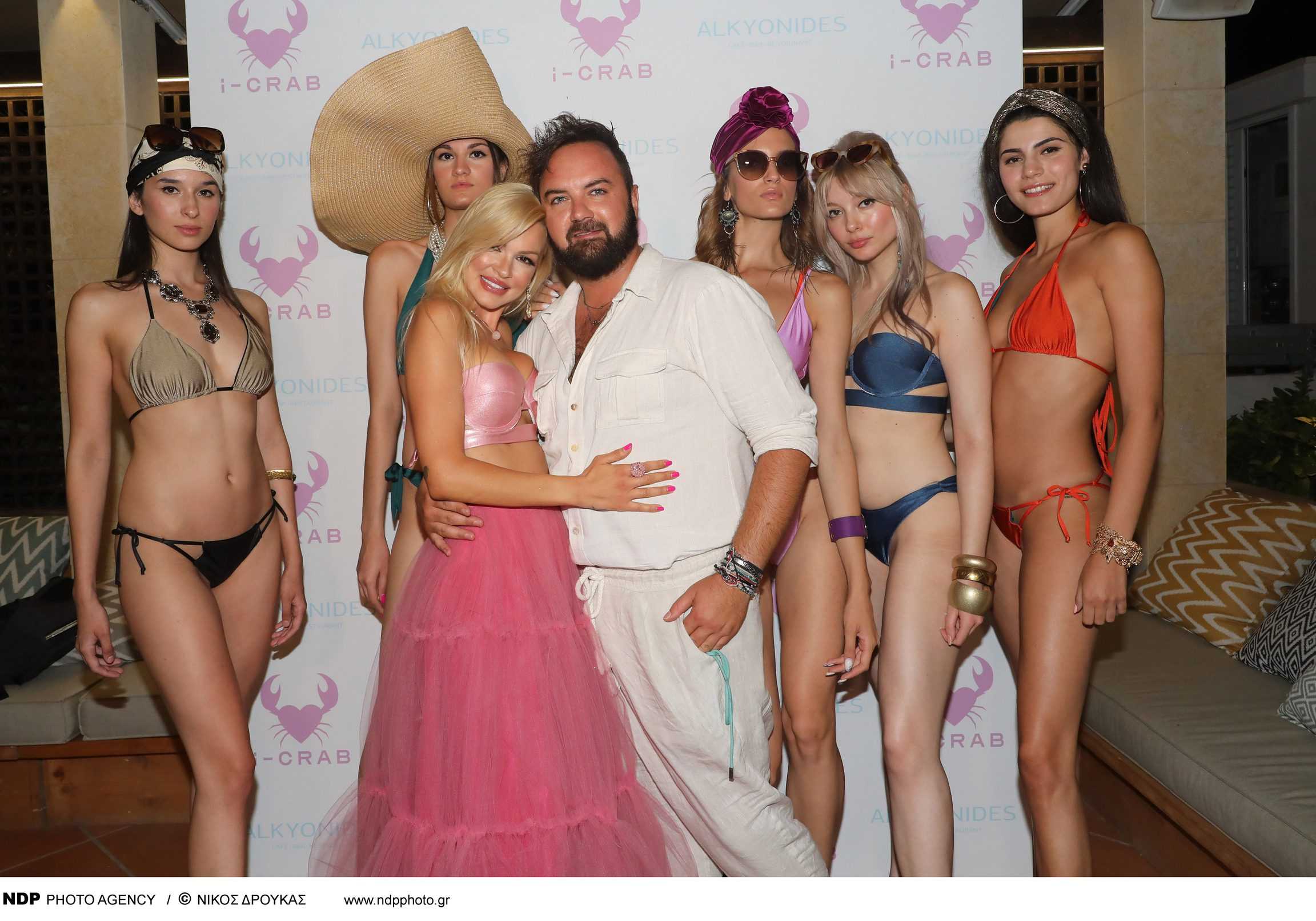 Η Βίκυ Κάβουρα ανάμεσα στα μοντέλα της Swimwear Collection “I-CRAB” με τον στυλίστα του brand Παντελιό Μιχαήλ