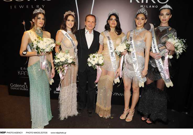 Ο CEO των Ελληνικών Καλλιστείων Πάνος Ζήνας με τις νικήτριες του 70ου Διαγωνισμού Ομορφιάς