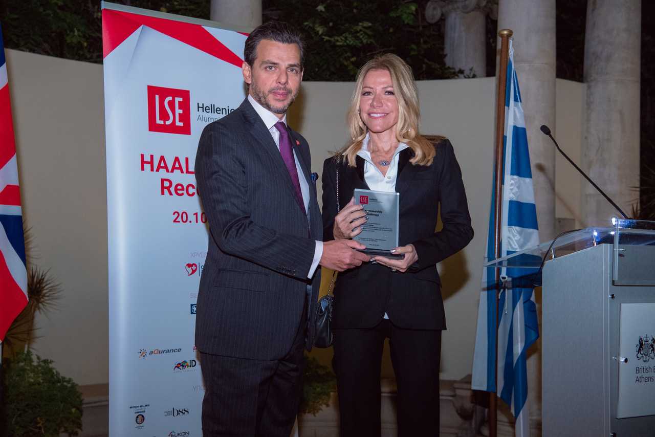 Ο Δρ. Βασίλης Αποστολόπουλος, Πρόεδρος Συλλόγου Ελλήνων Αποφοίτων LSE κατά την παράδοση του βραβείου της κυρίας Μαριάννας Λάτση.