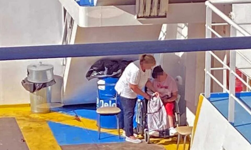 Εικόνα ντροπής: Παιδί ΑμεΑ έμεινε σε γκαράζ του φέριμποτ για Θάσο γιατί δεν υπήρχε ράμπα αναπήρων