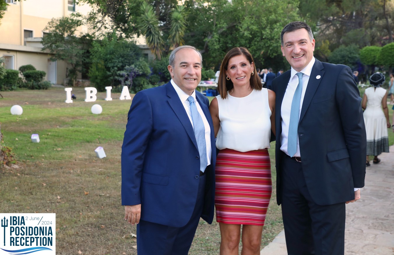 George Pateras, Ambassador ( Γιώργος Πατέρας, Πρέσβης ) Dozy Prokopakis Kosmas Makrygiorgos ( Κοσμάς Μακρυγιώργος )