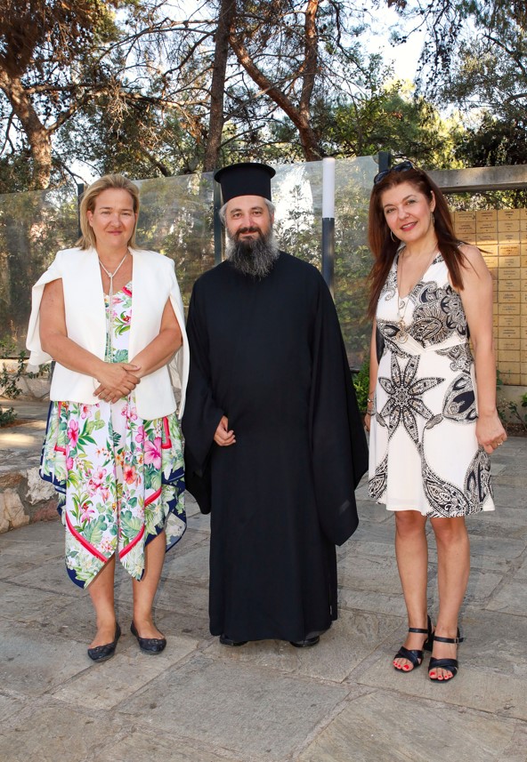 Ρίτα Πικρού Μωραϊτάκη ( Πρόεδρος και Διευθύνουσα Σύμβουλος ΕΚΑΠΤΥ ) Πατέρας Ιωάννης Λάμπρου Χριστίνα Καρινιωτάκη