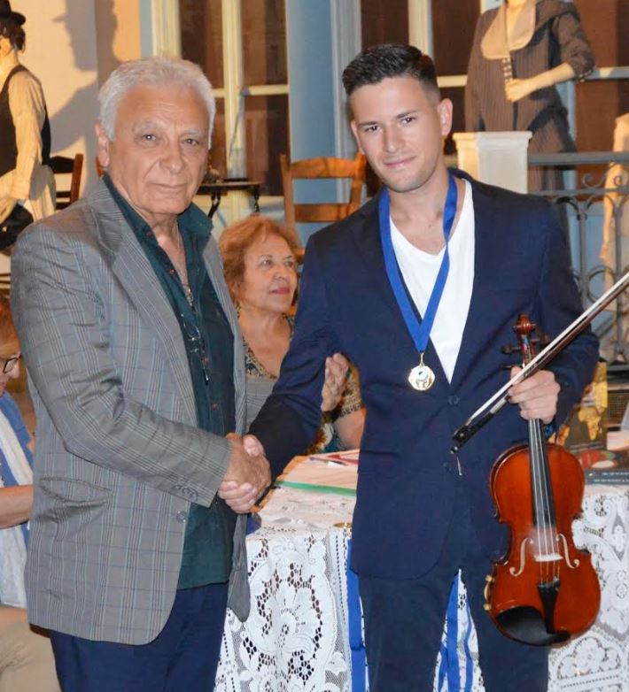 Ο Ιωάννης Νίκολης λαμβάνει το μετάλλιο Guest of Honour από τον Παγκόσμιο Θεσμό Global Vision Summit 2024 που έλαβε χώρα στην Ελλάδα και συγκεκριμένα στο Πολιτιστικό Κέντρο του Δήμου Αθηναίων Μελίνα Μερκούρη