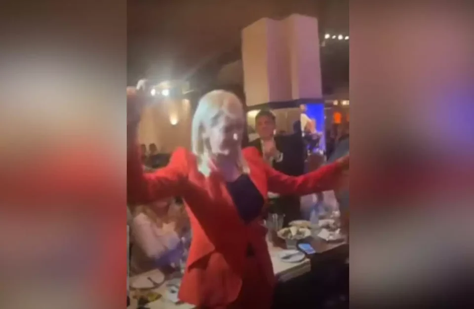 "Μου ‘φαγες όλα τα δαχτυλίδια": Ο χορός της Θεοδώρας Τζάκρη μετά το επεισοδιακό συνέδριο του ΣΥΡΙΖΑ