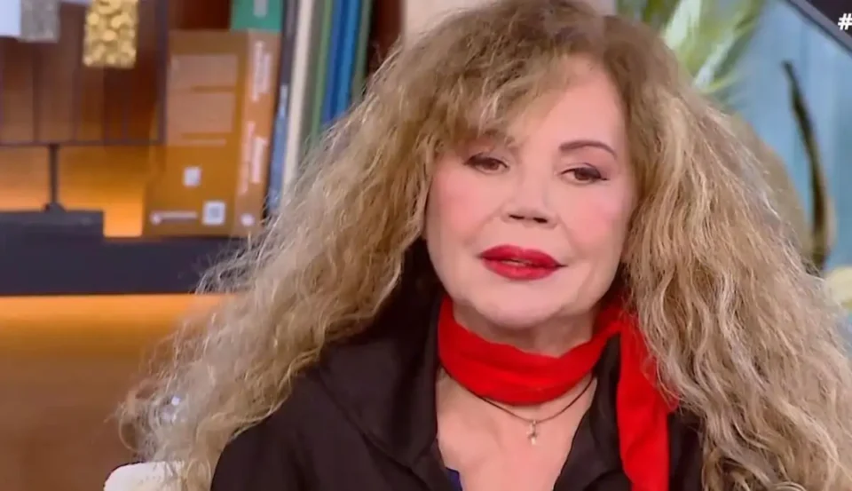Ελένη Δήμου: "Να μιλήσουμε για τους θανάτους παιδιών που ακούμε και ένα κορίτσι περιφέρεται στα κανάλια;"