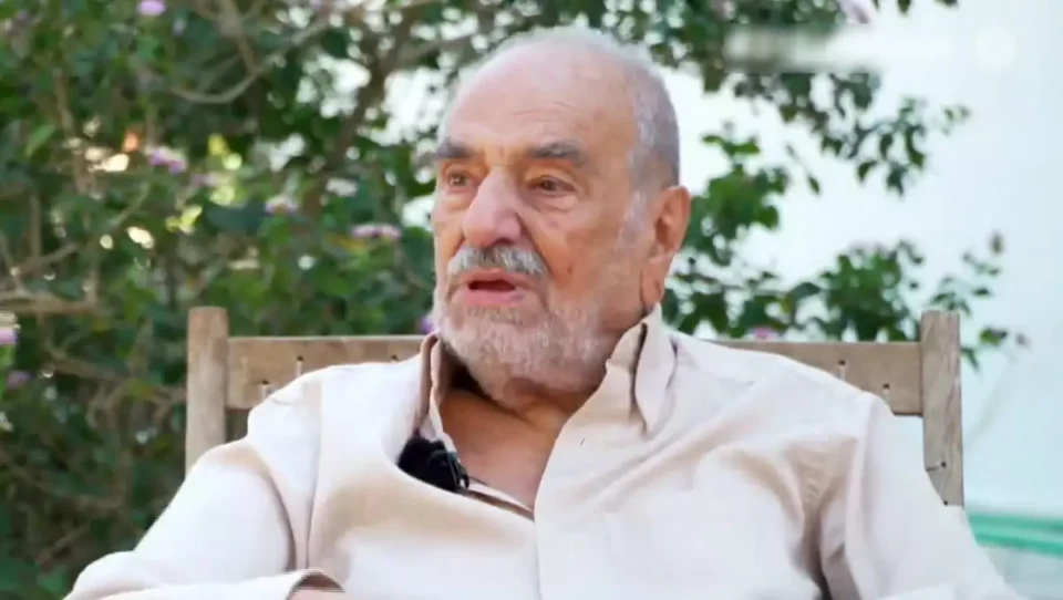 Ο Δημήτρης Καλλιβωκάς είπε στη συνέχεια: «Σχεδόν κάθε μέρα παίρνω το μπαστουνάκι μου, ανεβαίνω στο αυτοκίνητο και πηγαίνω να τη δω. Ξέρετε τι χαρά που κάνει; Σαν να είναι παιδί. Την κρατάω αγκαλιά, τη φιλάω περισσότερο από όσο τη φιλούσα όταν τα πρωτοφτιάξαμε, της χαϊδεύω τα μαλλιά και κάθομαι κοντά της ώρες ολόκληρες να μιλάμε για διάφορα. Είναι πολύ άσχημο να μην έχεις το φως σου. Δε μπορείς να συντηρηθείς και πρέπει να στηρίζεσαι πάνω στον άλλο άνθρωπο. Όμως κι εγώ πλέον, λόγω των κινητικών προβλημάτων, δεν μπορούσα να της παρέχω τη φροντίδα που της έπρεπε».