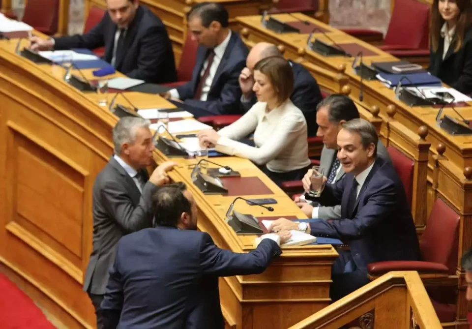 Ο Παππάς έκανε δώρο στον Μητσοτάκη βιβλίο με τίτλο "ΜΜΕ την άδειά σας"