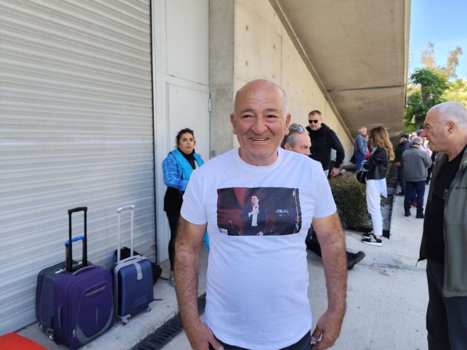 ΕΓΙΝΕ VIRAL! Πήγε στα γραφεία του Κασσελάκη με μπλουζάκι με τη φωτογραφία του!