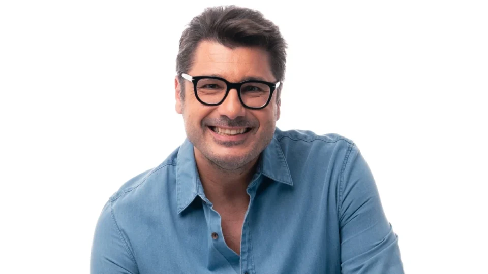 Λάμπρος Κωνσταντάρας: “Μου έχει τύχει μία φορά να πάθω έρωτα με παρουσιάστρια, ζημιά!”