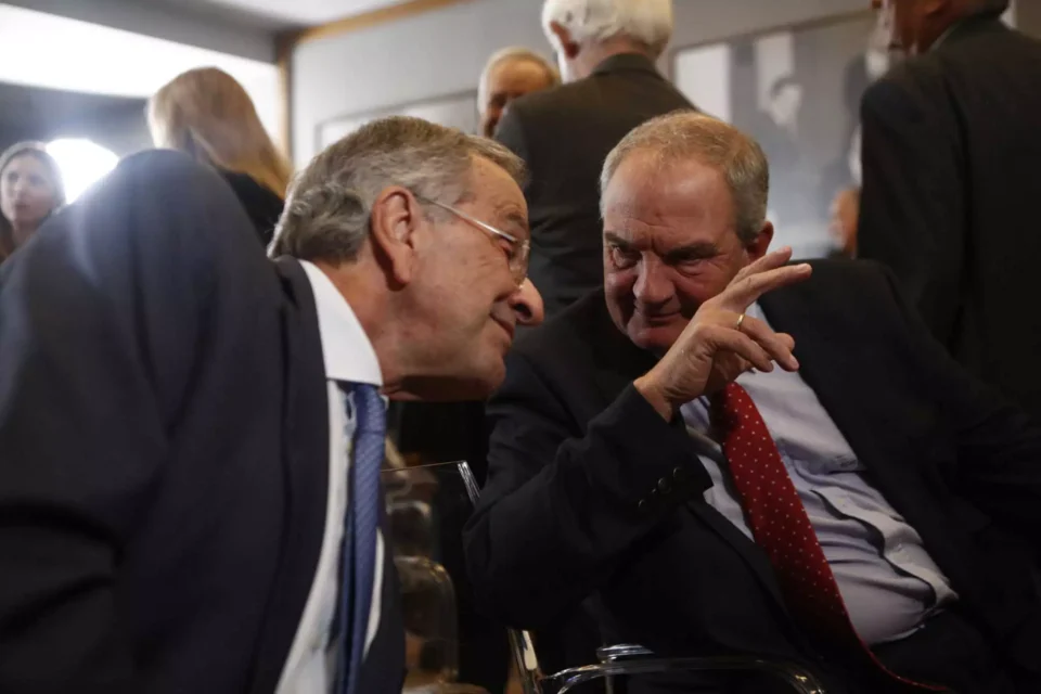 "Καμία προσυνεννόηση" για την πρόταση του Αντώνη Σαμαρά δηλώνει η πλευρά του Κώστα Καραμανλή