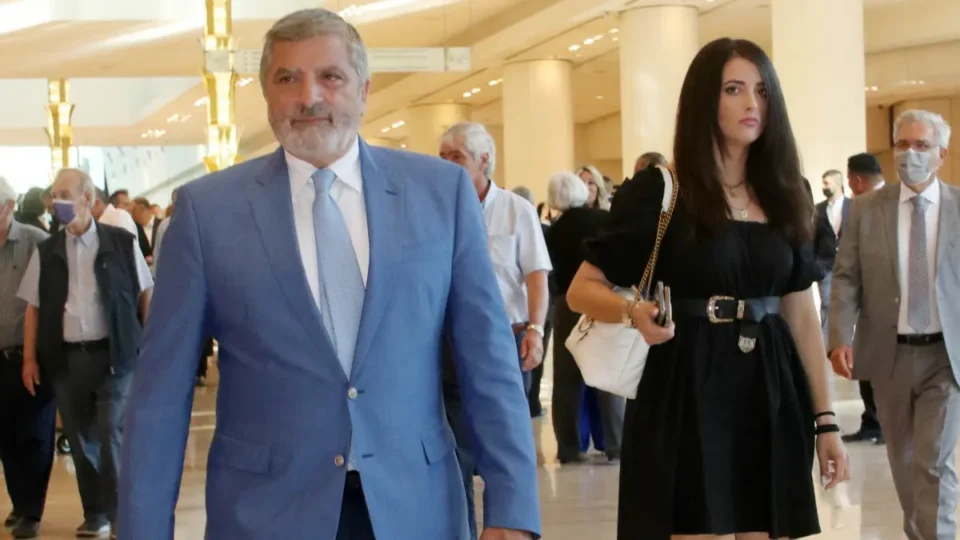 Γιώργος Πατούλης - Νάνσυ Κοιλού: Η φωτογραφία δίπλα στο στολισμένο δέντρο