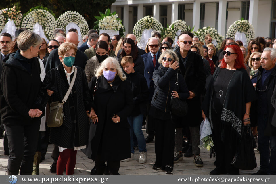 Το τελευταίο χειροκρότημα στον Μανούσο Μανουσάκη στο Α' Νεκροταφείο Αθηνών