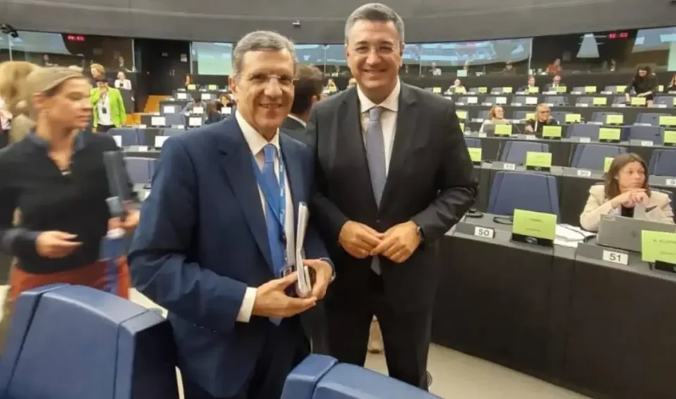 Γιώργος Αυτιάς - Απόστολος Τζιτζικώστας: Μία εγκάρδια φιλία που μεταφέρθηκε στην αίθουσα του Ευρωκοινοβουλίου