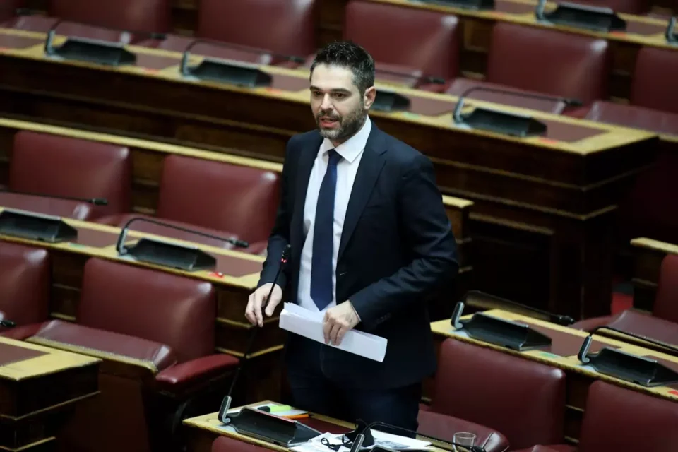Με 28 Βουλευτές πλέον ο ΣΥΡΙΖΑ: Ανεξαρτητοποιήθηκε ο Γιάννης Σαρακιώτης