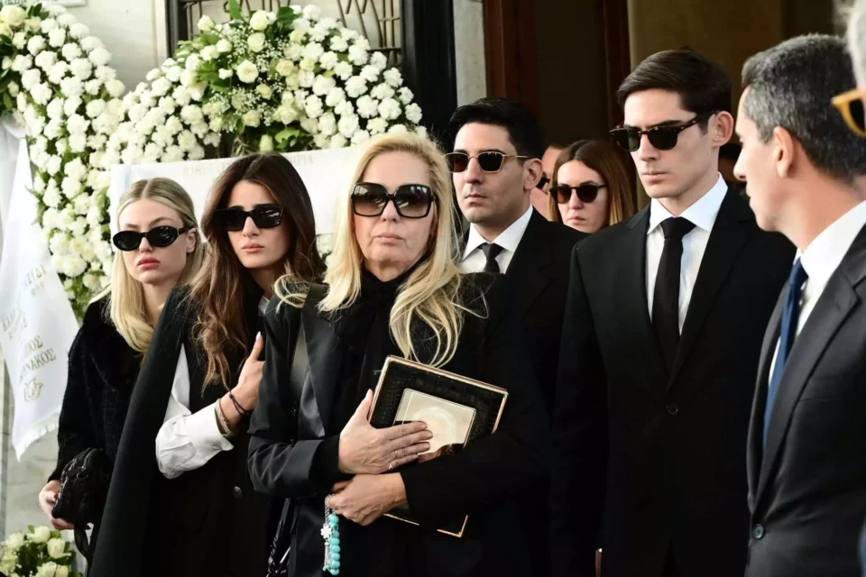 "Δεν μπορούσες να μου μιλήσεις όμως ένα δάκρυ κύλησε": Ο συγκινητικός επικήδειος του Αλέξανδρου Λυμπέρη για τον πατέρα του