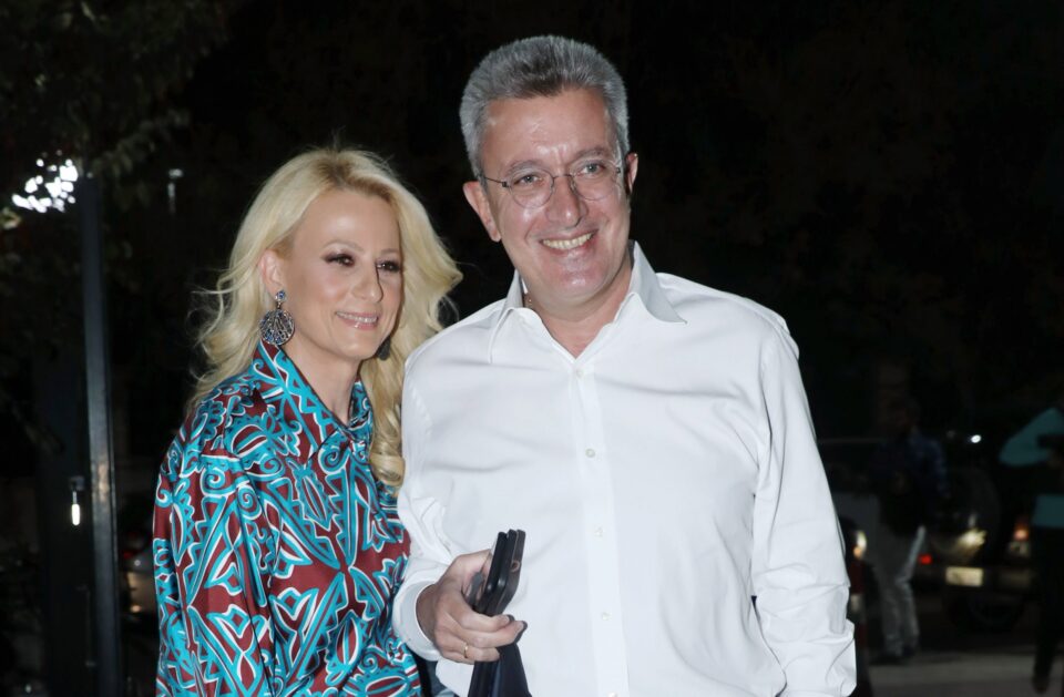 Νίκος Χατζηνικολάου: Η σπάνια εμφάνιση με τη σύζυγό του σε βραδινή έξοδο - Πού τους εντόπισε ο φωτογραφικός φακός;