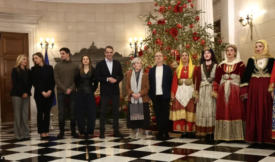 Κυριάκος Μητσοτάκης: Κάλαντα και ευχές για τον πρωθυπουργό στο Μέγαρο Μαξίμου