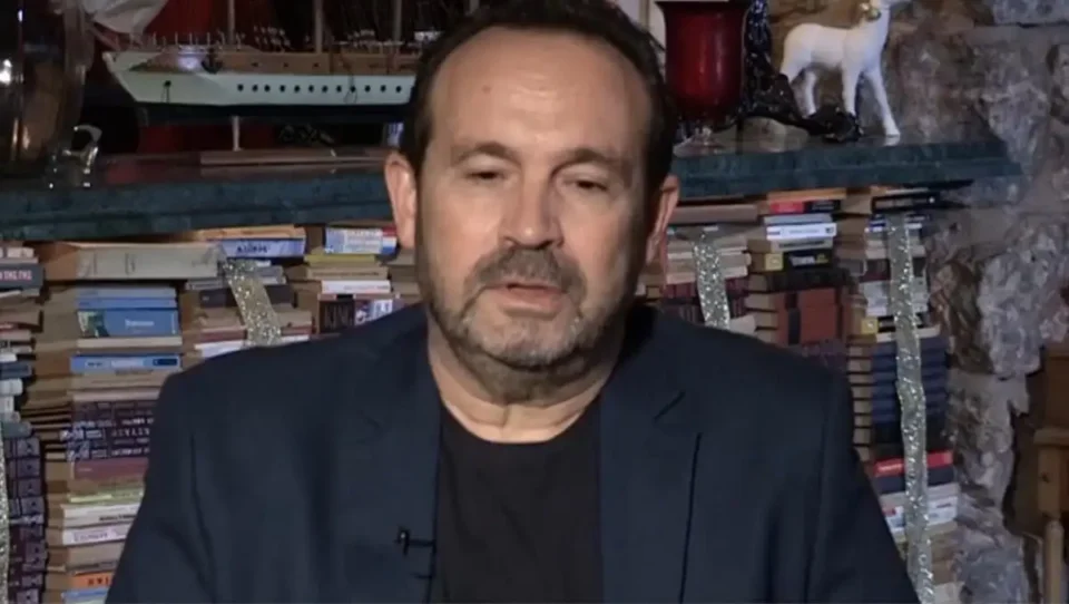 Κώστας Μακεδόνας: "Έφτασα στο γύρισμα χωρίς ρούχα" - Το απίστευτο περιστατικό που αποκάλυψε