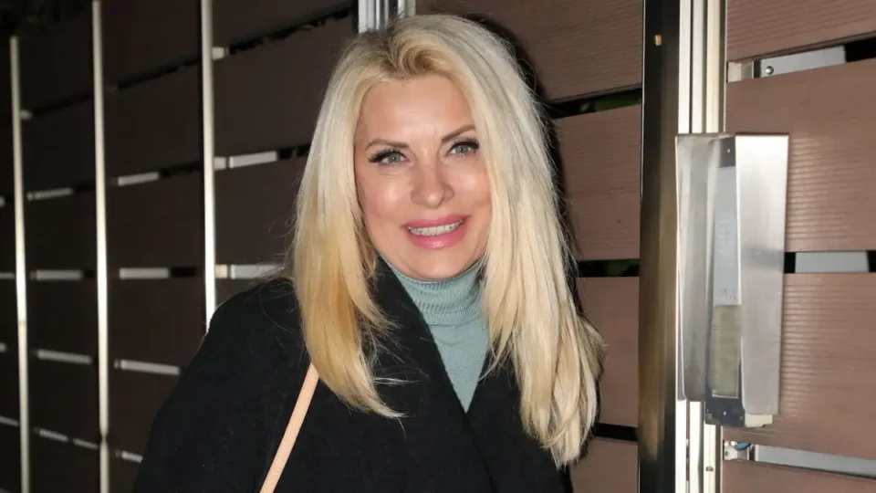 Ελένη Μενεγάκη: Ποζάρει σαν σταρ του Χόλιγουντ