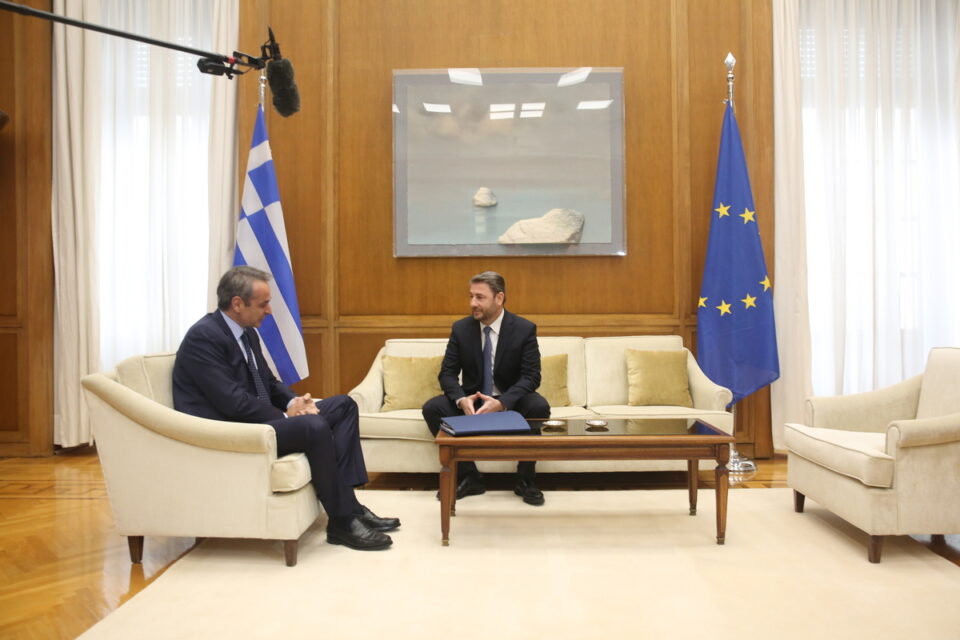 Ειλικρινής διάλογος και προτάσεις για συναίνεση μεταξύ Μητσοτάκη και Ανδρουλάκη