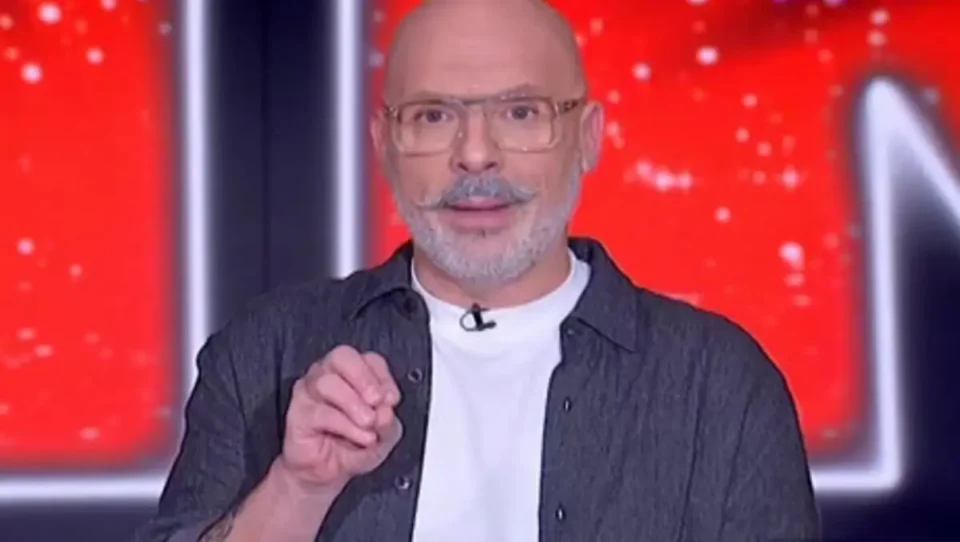 Νίκος Μουτσινάς: "Η τηλεόραση έχει φτάσει να ασχολείται με την τηλεόραση"