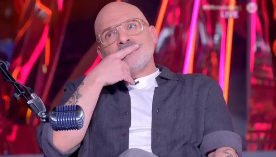 Νίκος Μουτσινάς: "Η πρώτη μου φορά δεν ευδοκίμησε γιατί ήταν με κοπέλα"
