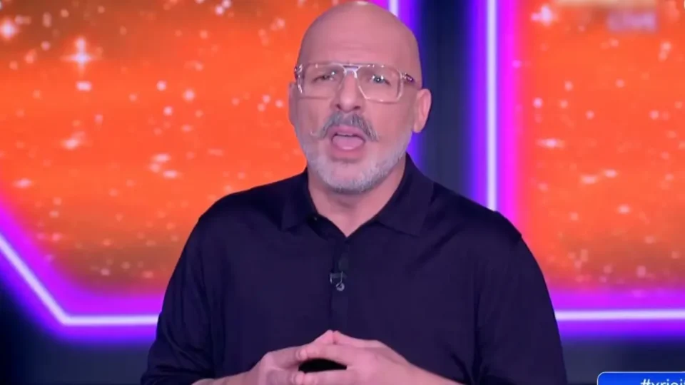 Τρελάθηκε ο Μουτσινάς: Άργησε πάλι να "βγει στον αέρα" - "Την επόμενη φορά θα βγω 01:00"
