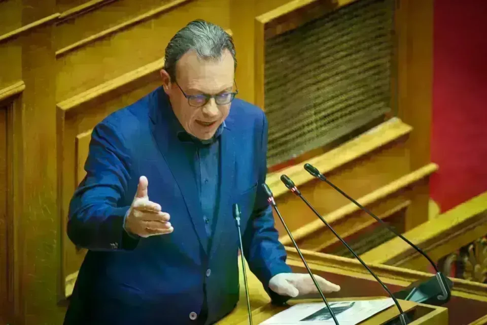 Σωκράτης Φάμελλος: Λεφτόδεντρα στις αυλές των καρτέλ