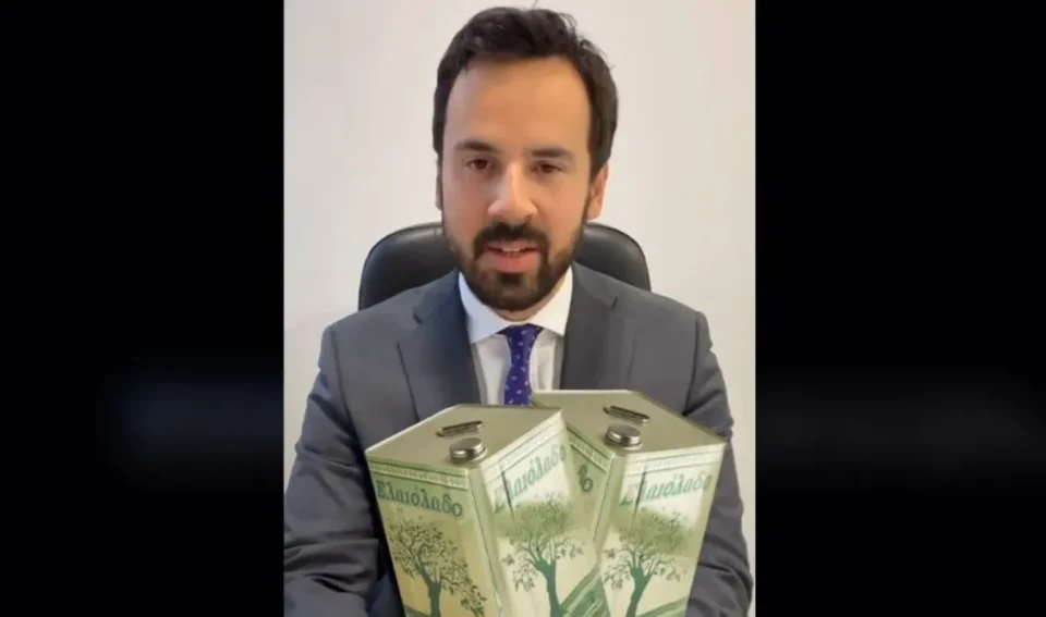 Ρωμανός στο TikTok: "Το πρόβλημα δεν είναι οι τενεκέδες με το λάδι αλλά η τενεκεδένια αντιπολίτευση"