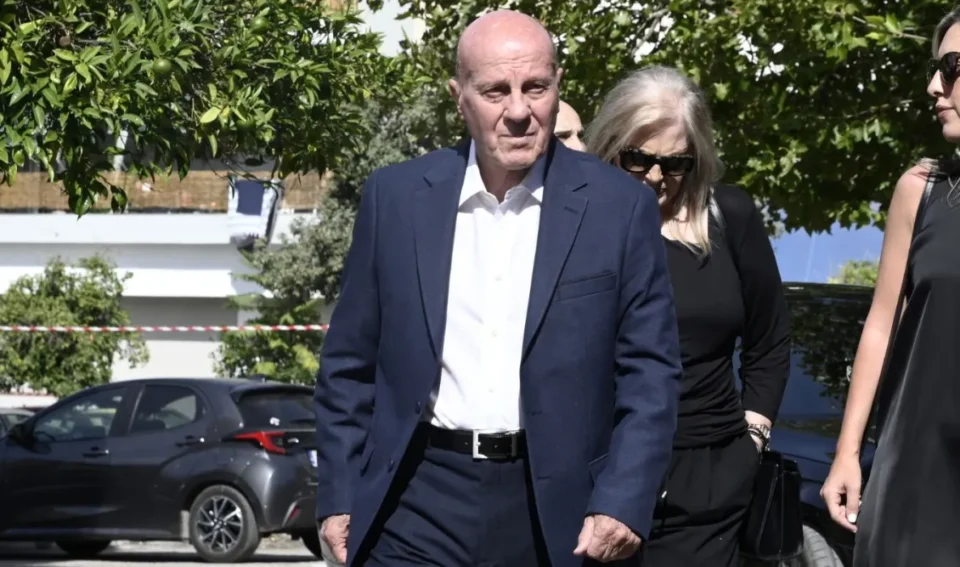 Μίμης Δομάζος: Παραμένει σε κρίσιμη κατάσταση στην εντατική - Τα τελευταία λόγια πριν την ανακοπή