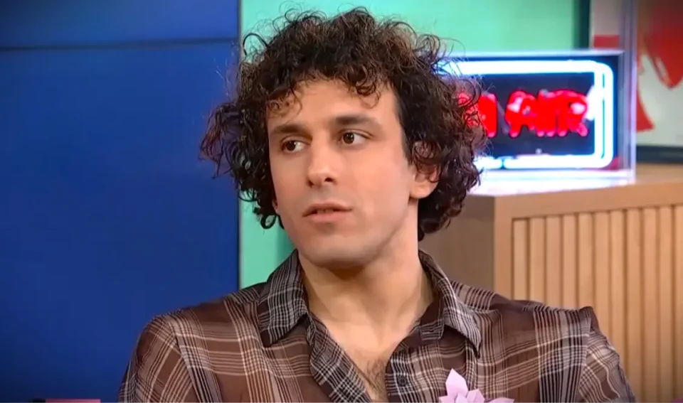 Eurovision 2025 - Rikki: Ποιος είναι ο τραγουδιστής με το Elevator που ζούσε σε μία άδεια έπαυλη με 13 δωμάτια δίπλα στον Τάμεση