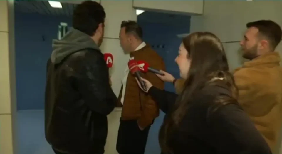 Ο Πάνος Μουζουράκης απέφυγε τις κάμερες πηγαίνοντας στην τουαλέτα