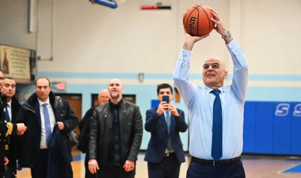 Ο Νίκος Δένδιας έπαιξε μπάσκετ με τους Έλληνες στο Σικάγο