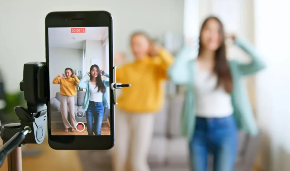 Τα επικίνδυνα TikTok challenges: Πολλά παιδιά οδηγούνται ακόμα και στον θάνατο