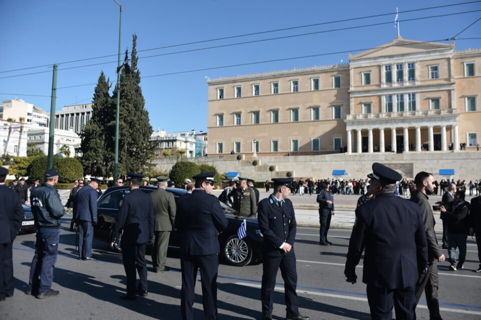 LIVE το τελευταίο αντίο στον Κώστα Σημίτη: Για τελευταία φορά έξω από τη Βουλή ο πρώην Πρωθυπουργός - Η πομπή προς το Α' Νεκροταφείο