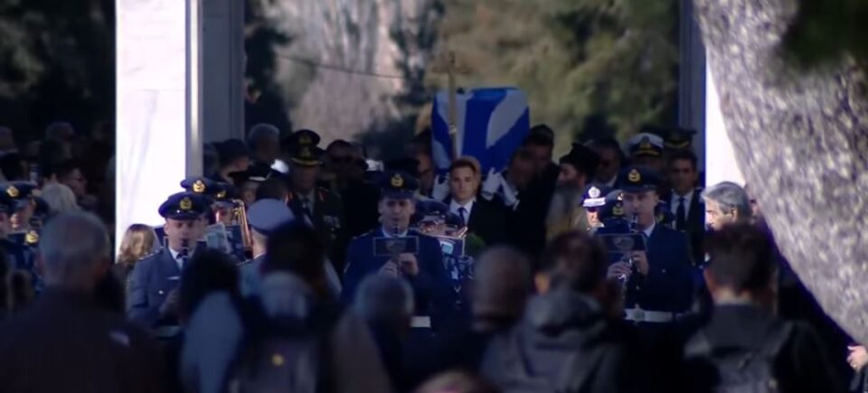 LIVE: Στο Α' Νεκροταφείο η σορός του Κώστα Σημίτη: Το τελευταίο αντίο στον πρώην Πρωθυπουργό