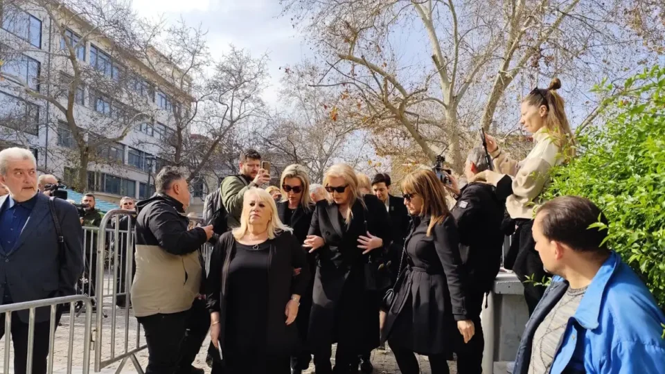 Μίμης Δομάζος: Στη Μητρόπολη Αθηνών η οικογένεια και συμπαίκτες του «Στρατηγού» για την εξόδιο ακολουθία