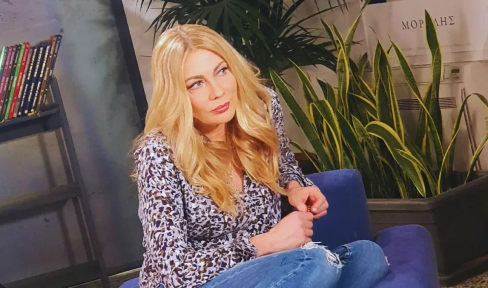 Σμαράγδα Καρύδη για Άρη Σερβετάλη: "Όταν περιμένεις έξω από ένα θέατρο κάποιον θρησκόληπτο διάσημο ξέρεις την απάντηση που θα πάρεις"