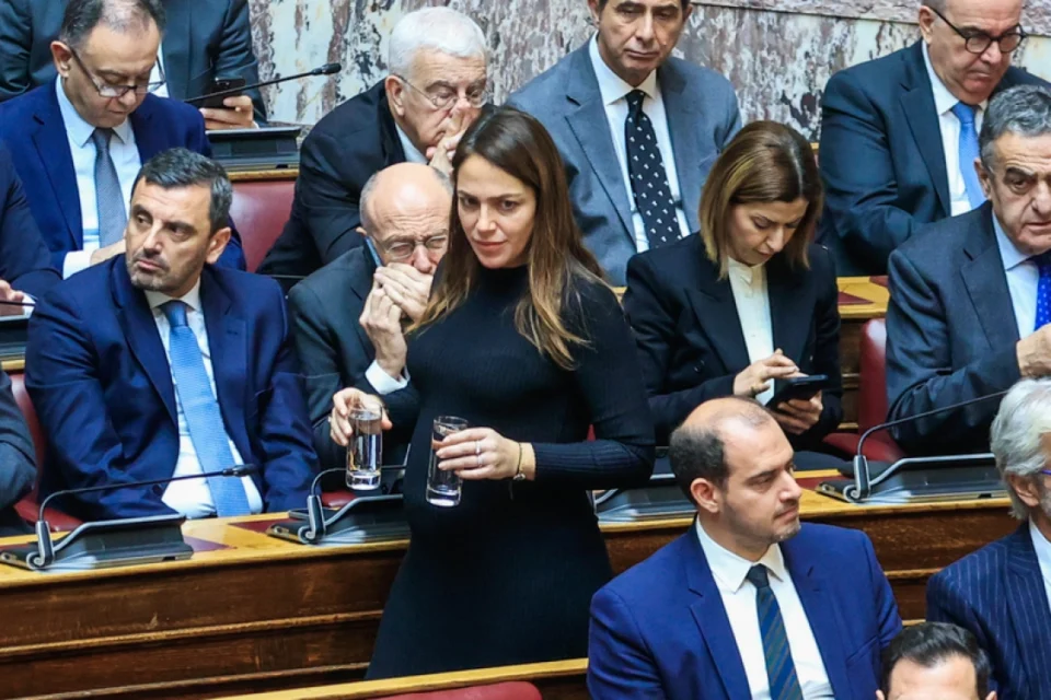 Δόμνα Μιχαηλίδου: Η εμφάνιση στη Βουλή με φουσκωμένη κοιλίτσα - Η εγκυμοσύνη της πάει πολύ!