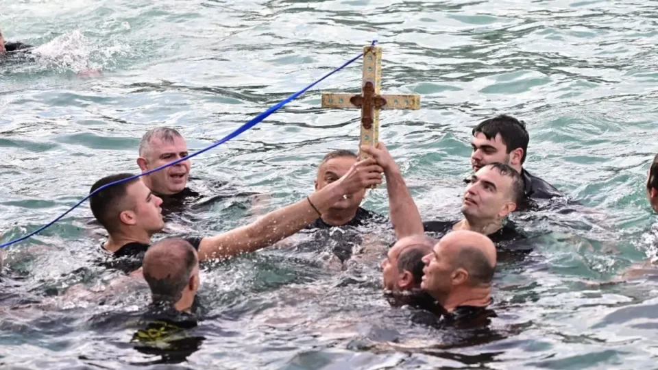 Θεοφάνεια: Τι γιορτάζουμε σήμερα και γιατί ρίχνουμε τον Σταυρό στη θάλασσα