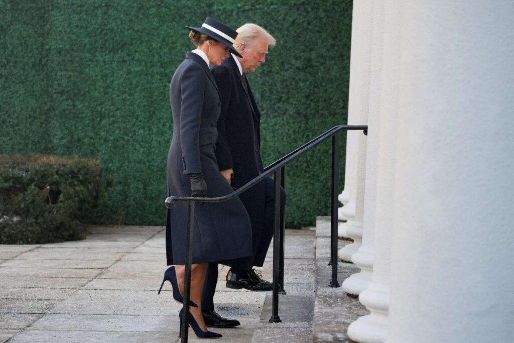 Στα μαύρα η Μελάνια Τραμπ μαζί με τον Ντόναλντ πριν την ορκωμοσία